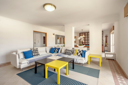 4-bedroom apartment with balconies and parking in Quarteira