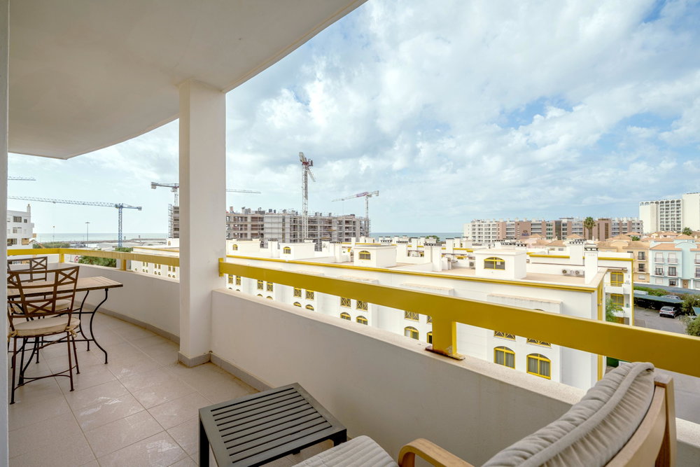 4-bedroom apartment with balconies and parking in Quarteira