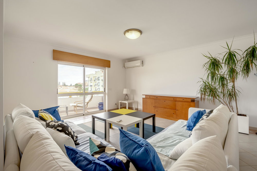 4-bedroom apartment with balconies and parking in Quarteira