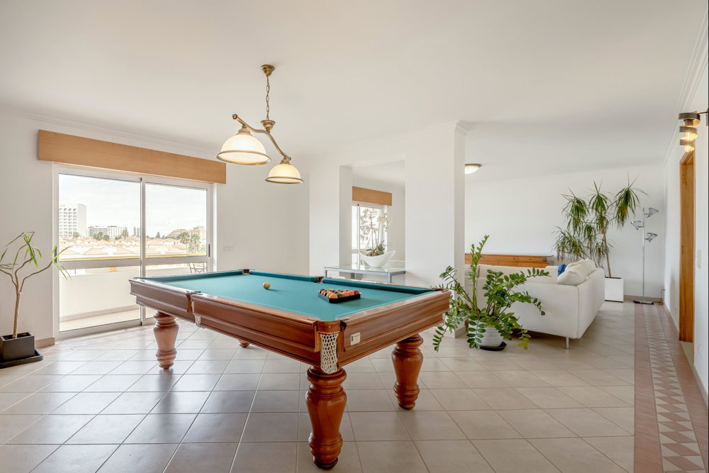 4-bedroom apartment with balconies and parking in Quarteira