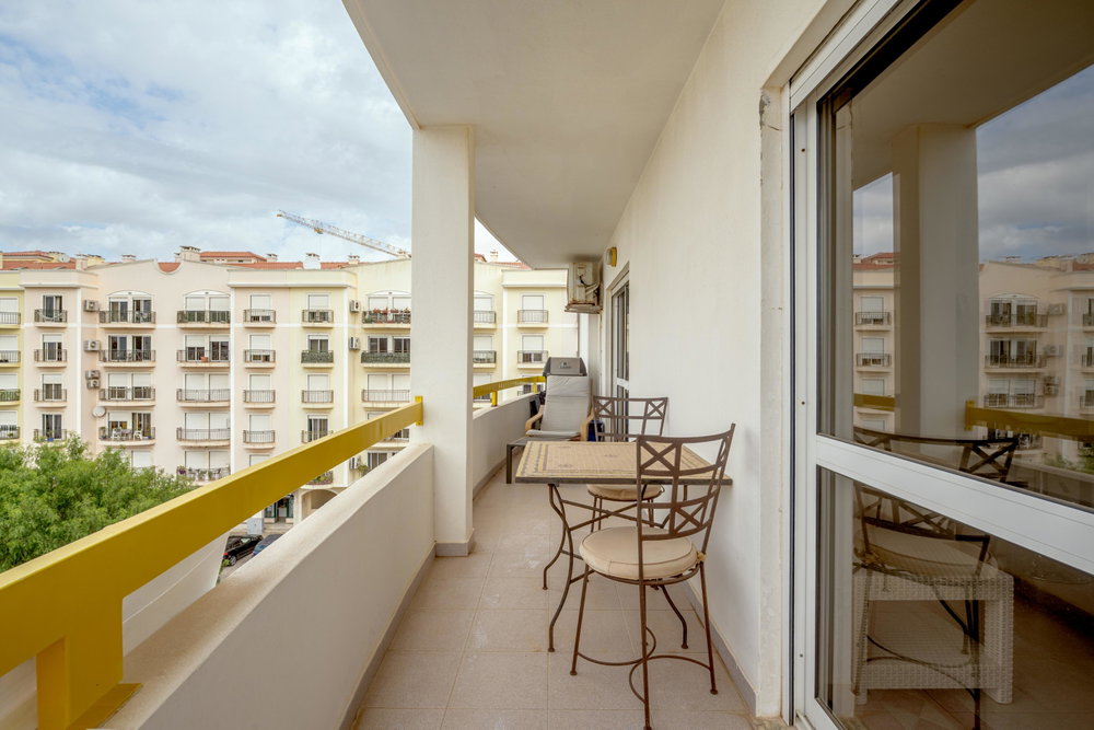 4-bedroom apartment with balconies and parking in Quarteira