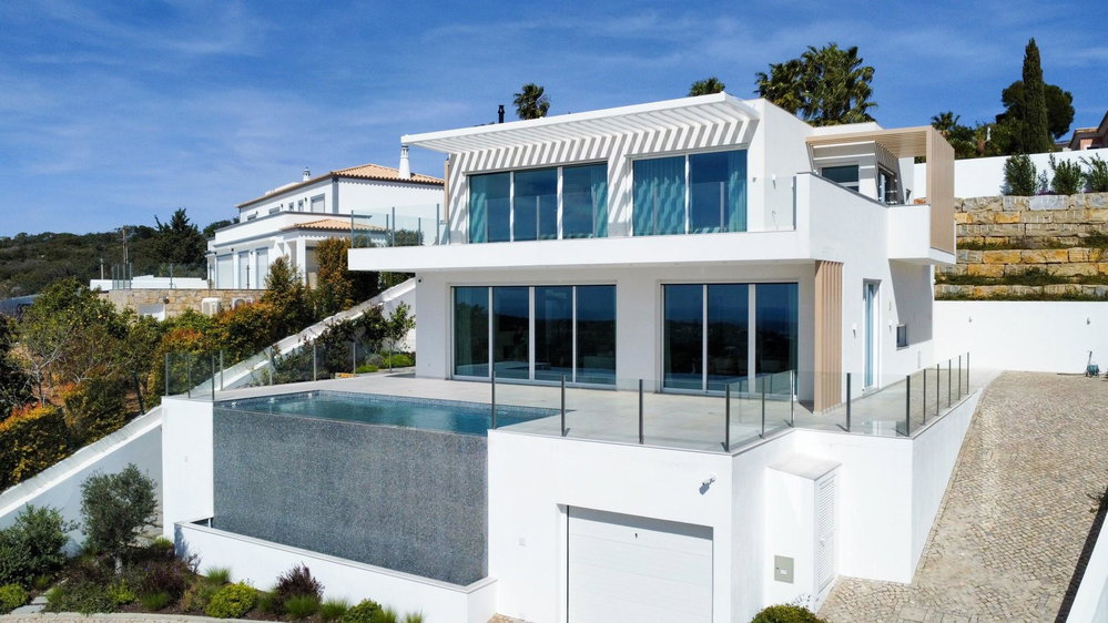 Luxury completely furnished 3 bedroom villa, in the prestigious Quinta das Raposeiras with stunning sea view