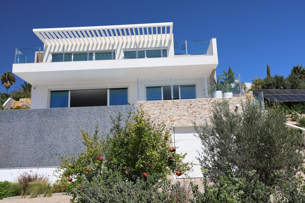 Luxury completely furnished 3 bedroom villa, in the prestigious Quinta das Raposeiras with stunning sea view