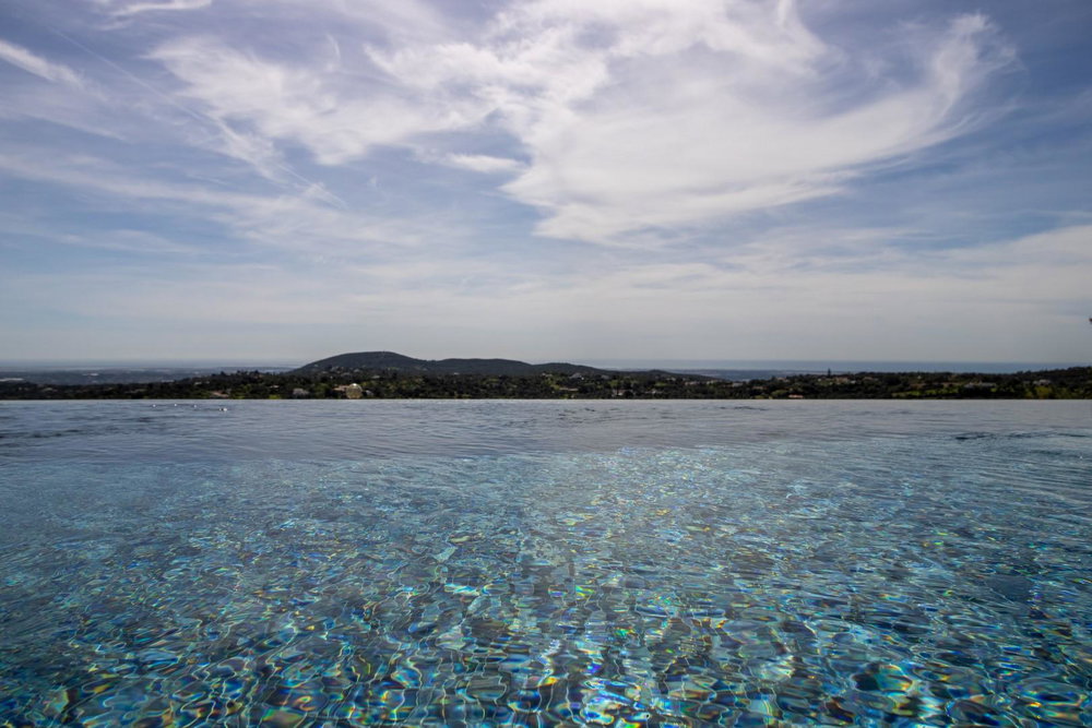 Luxury completely furnished 3 bedroom villa, in the prestigious Quinta das Raposeiras with stunning sea view