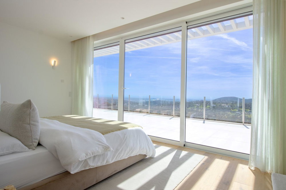Luxury completely furnished 3 bedroom villa, in the prestigious Quinta das Raposeiras with stunning sea view