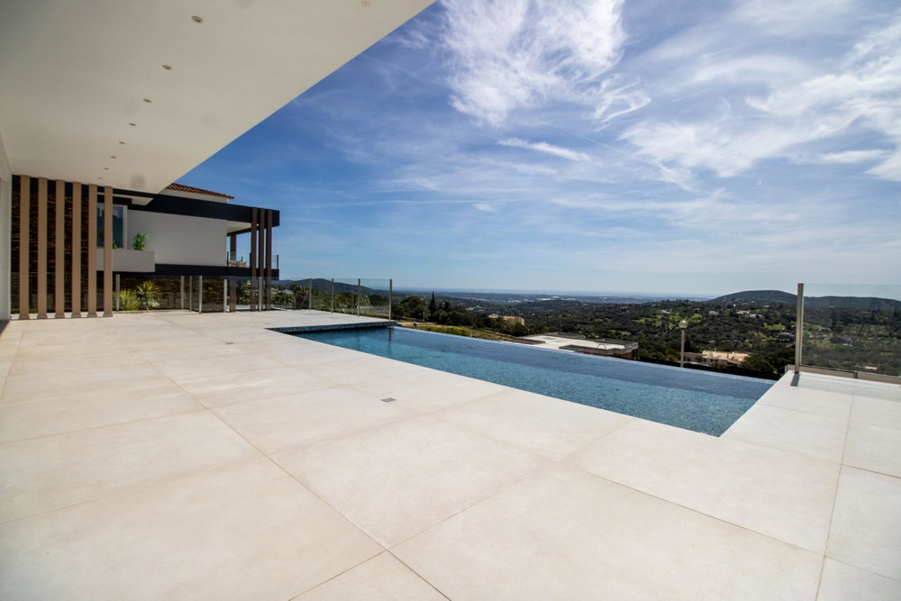 Luxury completely furnished 3 bedroom villa, in the prestigious Quinta das Raposeiras with stunning sea view