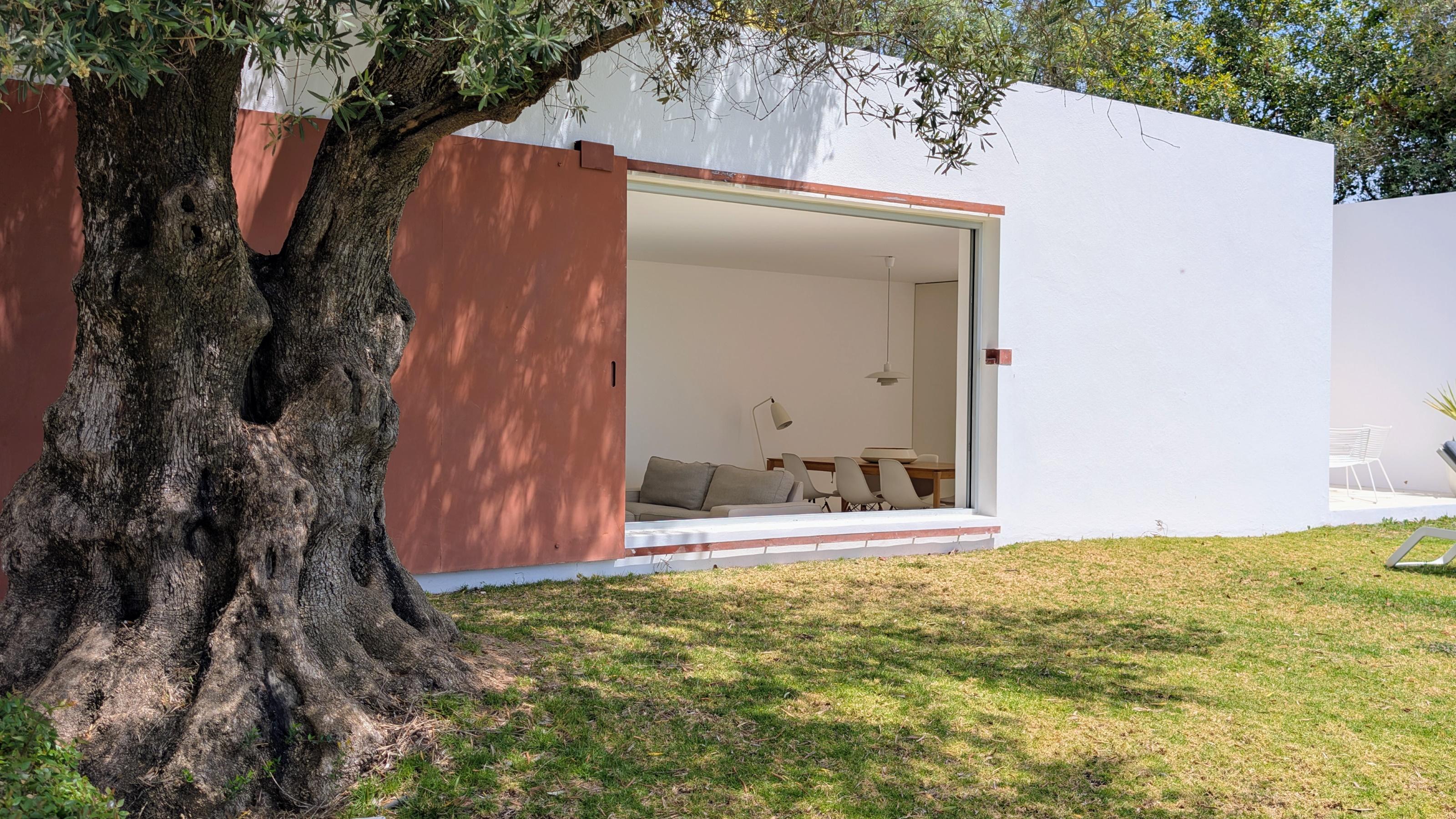 Unique minimalistic house close to Santa Barbara de Nexe surrounded by breathtaking nature