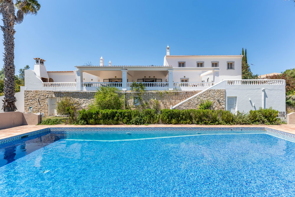 Charming 5 bedroom villa Property with Panoramic Sea Views , in a quiet environment, in Poço Geraldo, Loulé.