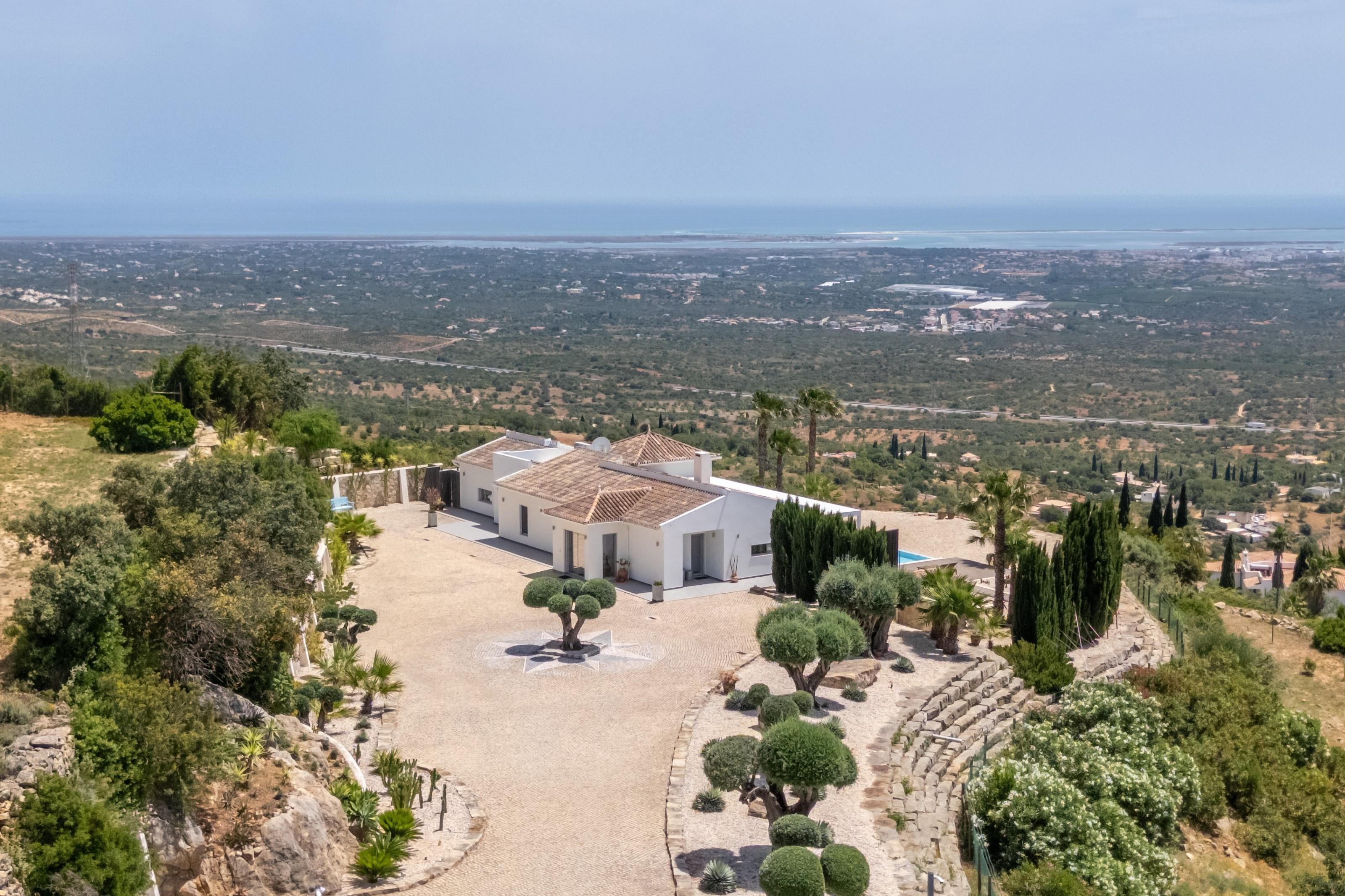 Stunning contemporary villa with fantastic seaviews in Estoi