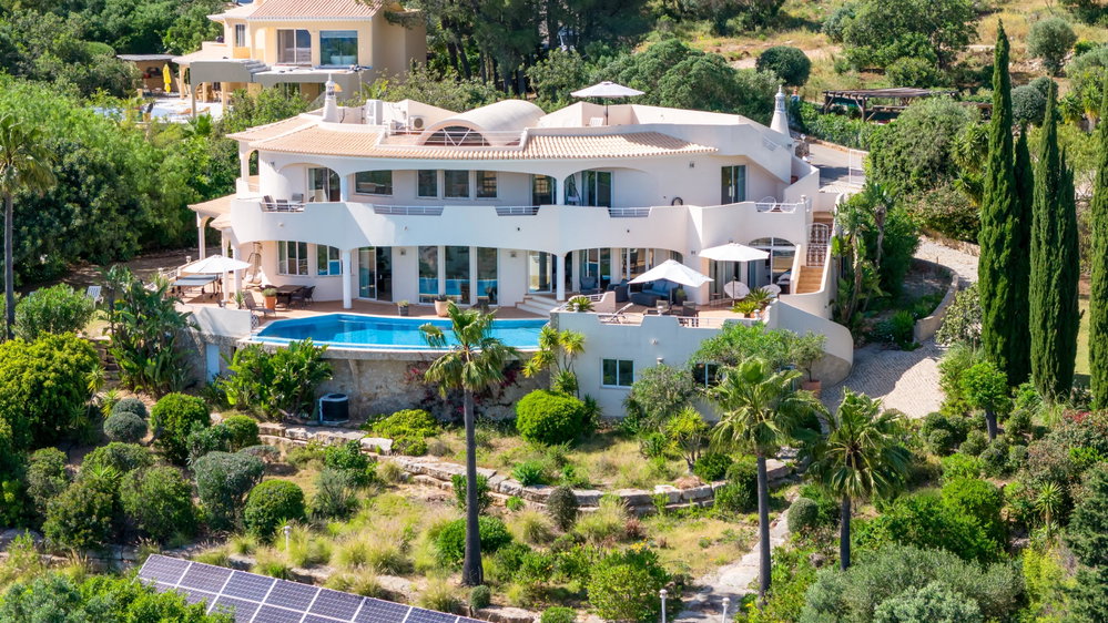 4 bedroom Villa nestled in the picturesque hills of Santa Barbara de Nexe, in a exclusive gated community.