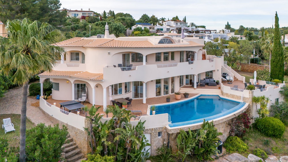4 bedroom Villa nestled in the picturesque hills of Santa Barbara de Nexe, in a exclusive gated community.