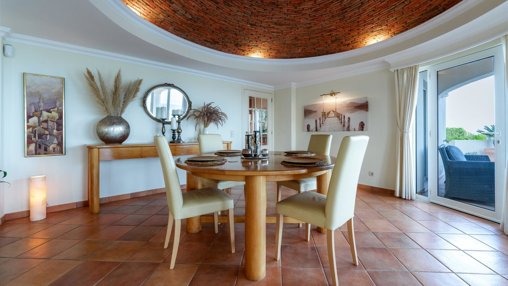 4 bedroom Villa nestled in the picturesque hills of Santa Barbara de Nexe, in a exclusive gated community.