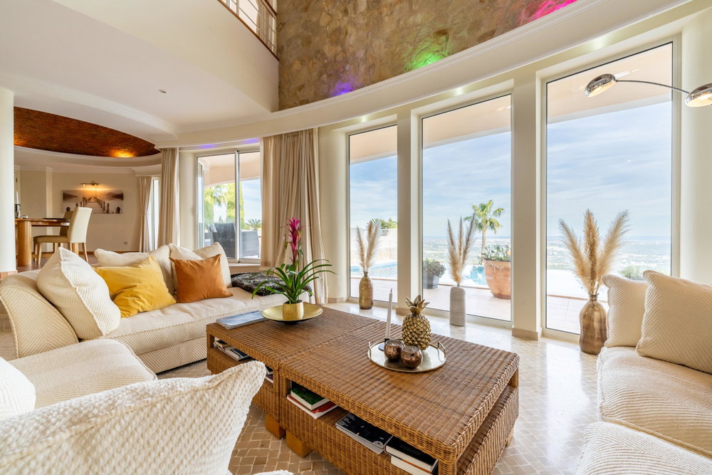 4 bedroom Villa nestled in the picturesque hills of Santa Barbara de Nexe, in a exclusive gated community.