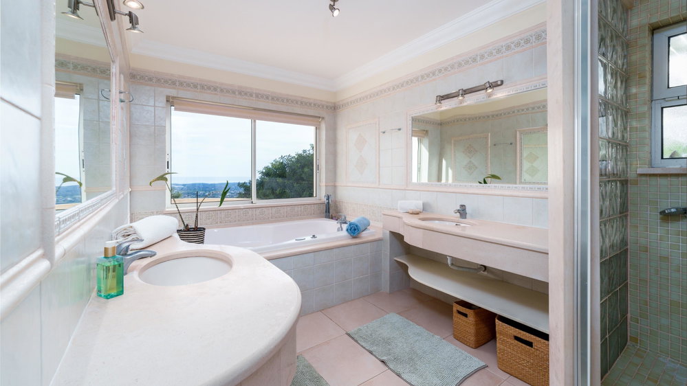 4 bedroom Villa nestled in the picturesque hills of Santa Barbara de Nexe, in a exclusive gated community.