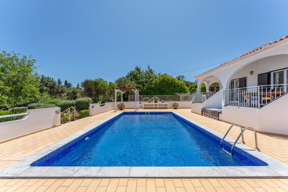 Detached single-level 4 bedroom villa in Santa Barbara de Nexe 2372811447