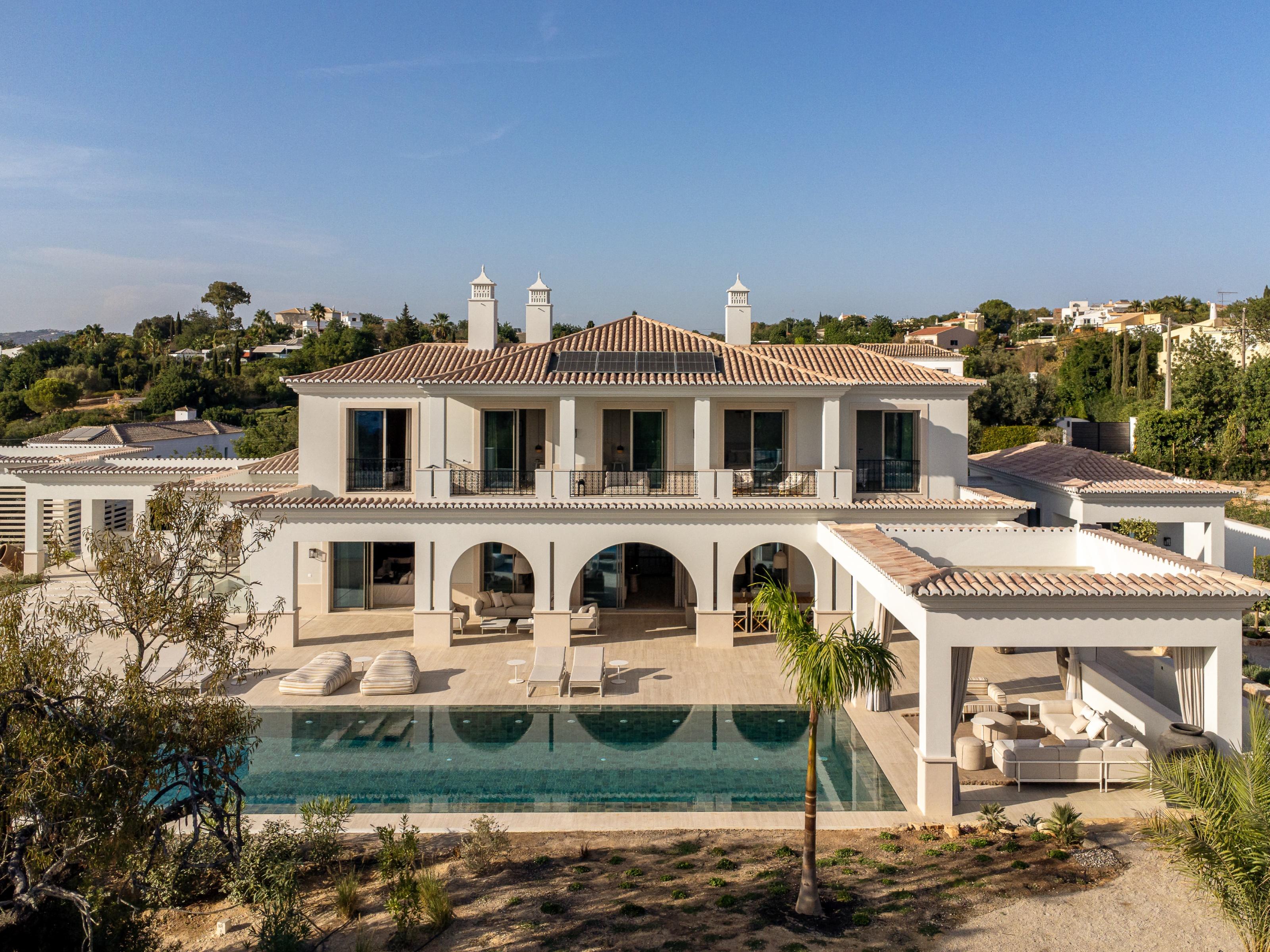 Majestic architectural designed 6 bedroom villa in Vale Formoso Almancil