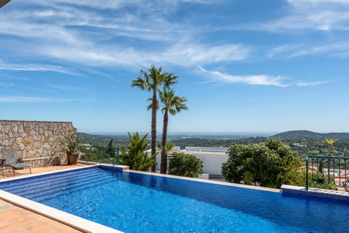 An Exceptional Opportunity to Own a Beautiful Villa in Quinta das Raposeiras in Santa Barbara de Nexe; one of the most beautiful sea views in the area. 2378716193