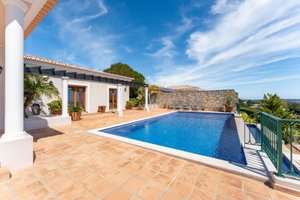 An Exceptional Opportunity to Own a Beautiful Villa in Quinta das Raposeiras in Santa Barbara de Nexe; one of the most beautiful sea views in the area. 2378716193