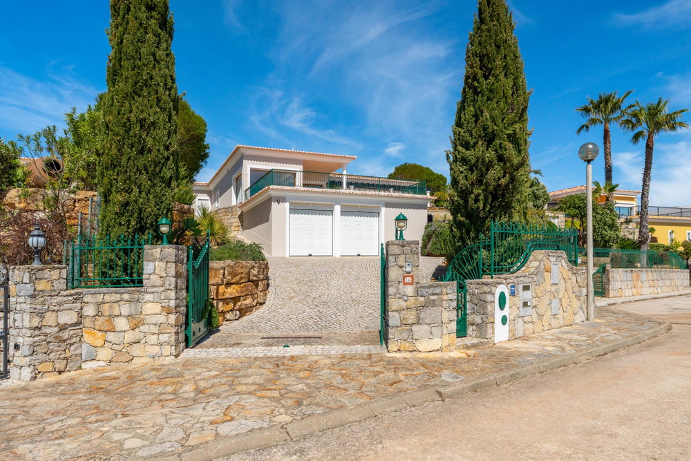 An Exceptional Opportunity to Own a Beautiful Villa in Quinta das Raposeiras in Santa Barbara de Nexe; one of the most beautiful sea views in the area. 2378716193