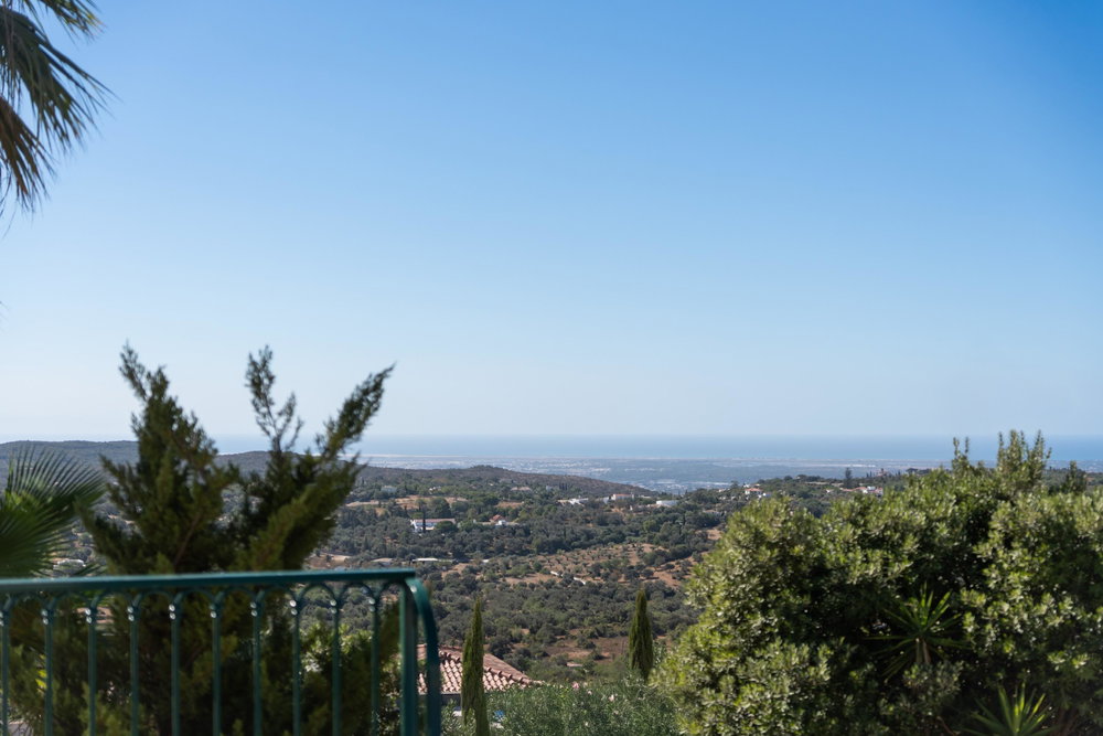An Exceptional Opportunity to Own a Beautiful Villa in Quinta das Raposeiras in Santa Barbara de Nexe; one of the most beautiful sea views in the area. 2378716193