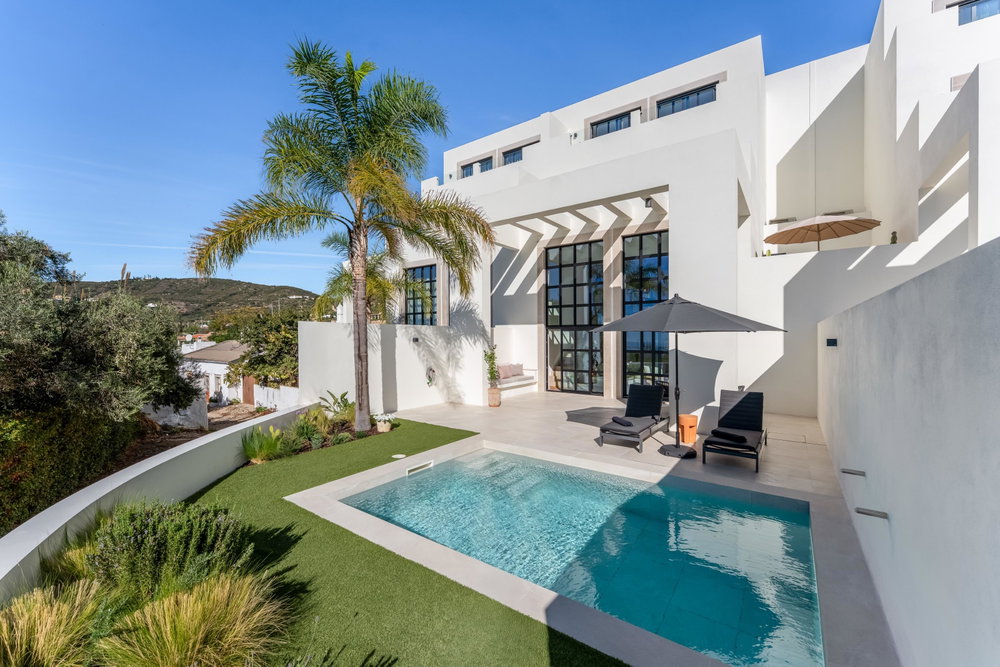 Nestled in the tranquil hills of Santa Bárbara; a contempory villa designed by renowned architect Jutta Hoehn offers a panoramic views of both the Algarve coastline and the surrounding countryside 622663991