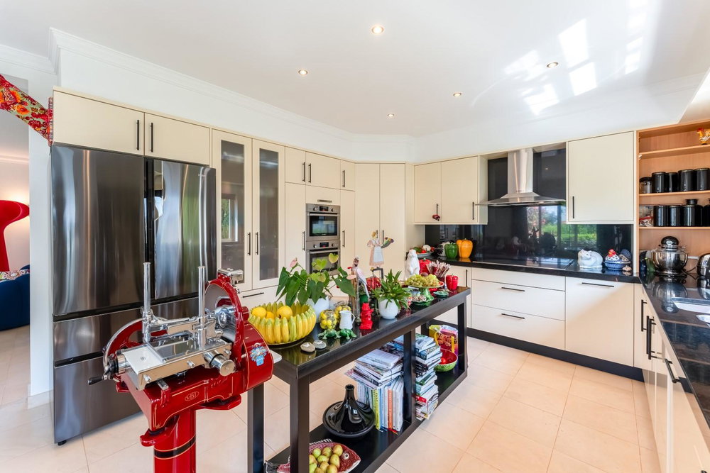 Elegant 5-Bedroom villa with pool in the heart of Santa Barbara de Nexe 1834248077