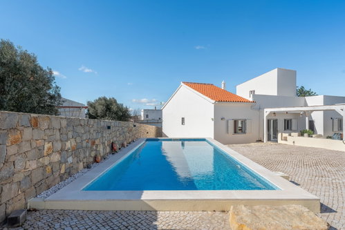 Tasteful 3-bedroom, single-story villa, just minutes from the charming village of Santa Bárbara de Nexe 924398856