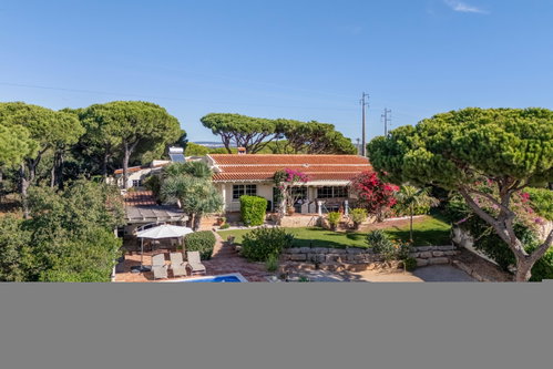 Single-storey 4 bedroom villa in Fonte Santa, offers an inviting blend of rustic charm and modern elegance, swimming pool and quietness.