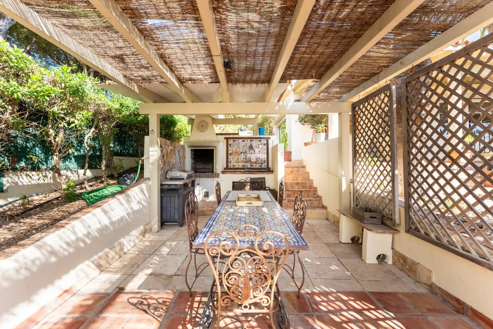 Single-storey 4 bedroom villa in Fonte Santa, offers an inviting blend of rustic charm and modern elegance, swimming pool and quietness.