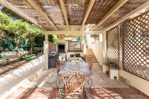 Single-storey 4 bedroom villa in Fonte Santa, offers an inviting blend of rustic charm and modern elegance, swimming pool and quietness.