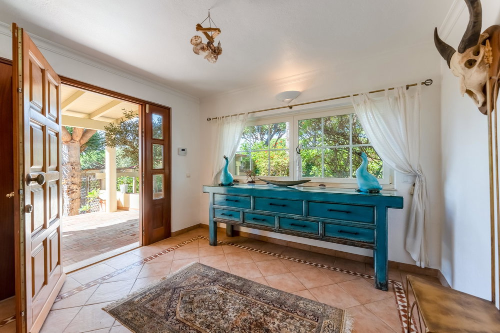 Single-storey 4 bedroom villa in Fonte Santa, offers an inviting blend of rustic charm and modern elegance, swimming pool and quietness.