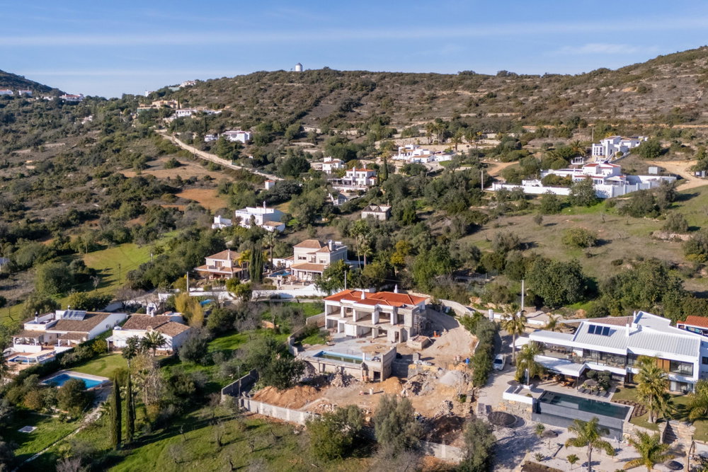 A place to live and to simply be: Santa Bárbara de Nexe, this newly renovated five-bedroom villa lies less than two kilometres from the village, resting on the gentle hills of Canal. 3248509923