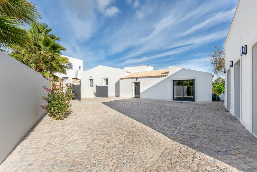 Exceptional, fully renovated property of 6 bedrooms en suite, in the highly sought-after area of Santa Bárbara de Nexe, a 3 bedroom en suite main house and 2 annexes with 3 bedrooms en suite 779070313