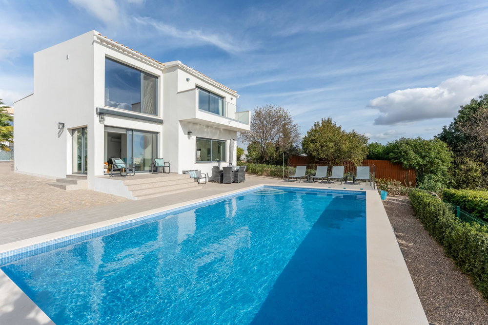 Exceptional, fully renovated property of 6 bedrooms en suite, in the highly sought-after area of Santa Bárbara de Nexe, a 3 bedroom en suite main house and 2 annexes with 3 bedrooms en suite 779070313