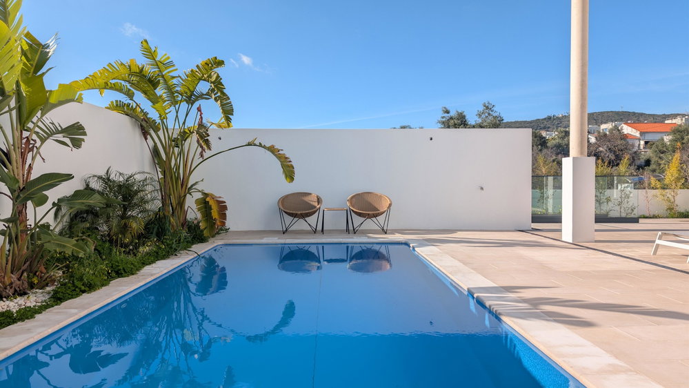 Brand new modern 3 bedroom villa, right in the center of Santa Bárbara de Nexe with spectacular sea views