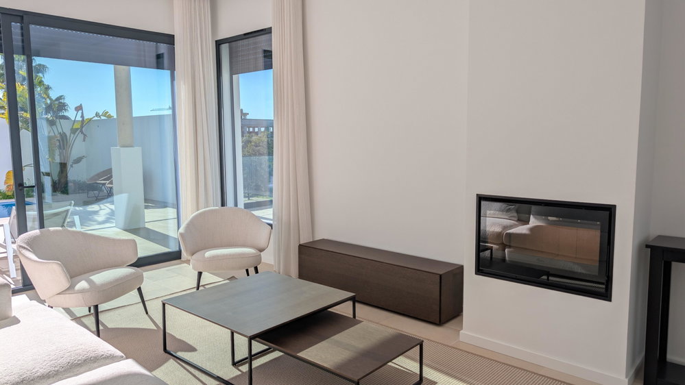 Brand new modern 3 bedroom villa, right in the center of Santa Bárbara de Nexe with spectacular sea views