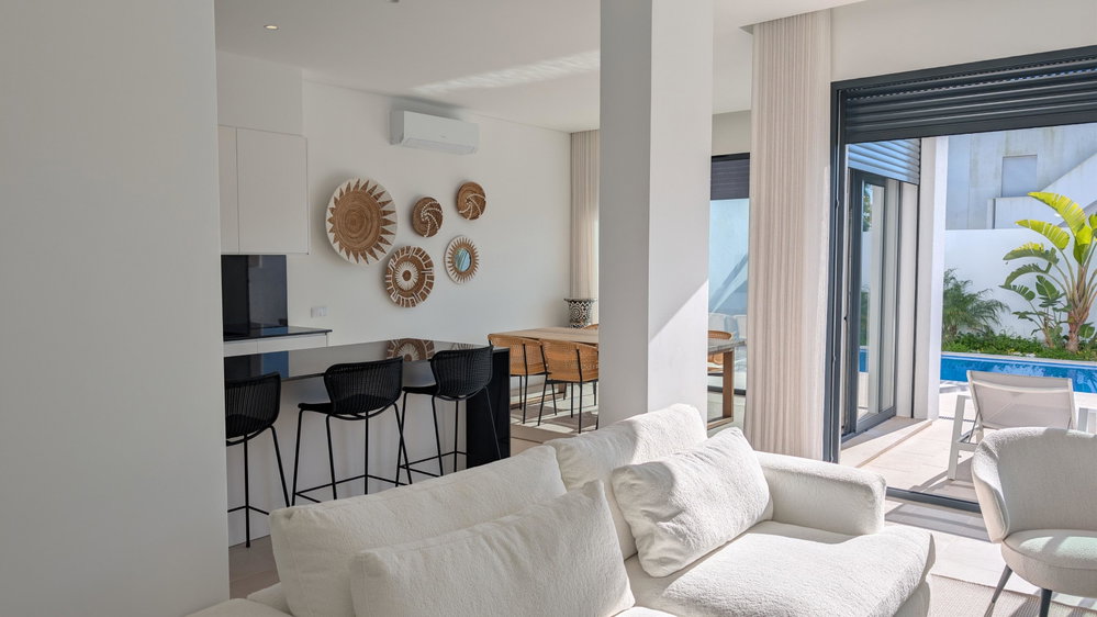 Brand new modern 3 bedroom villa, right in the center of Santa Bárbara de Nexe with spectacular sea views