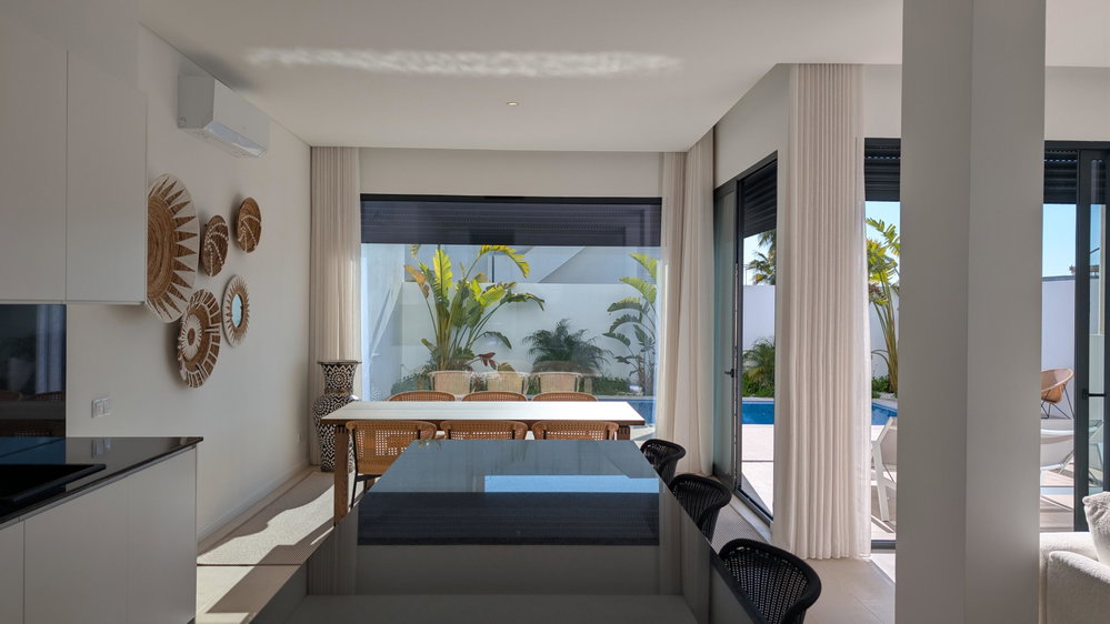 Brand new modern 3 bedroom villa, right in the center of Santa Bárbara de Nexe with spectacular sea views