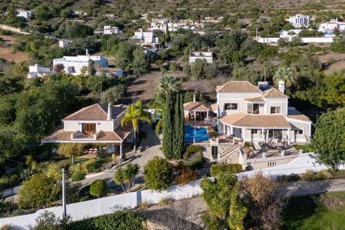 4 bedrooms en suite villa, an oasis of tranquility, offering not only the breathtaking sea views but also a home with charm in Santa Barbara de Nexe. 1170554702