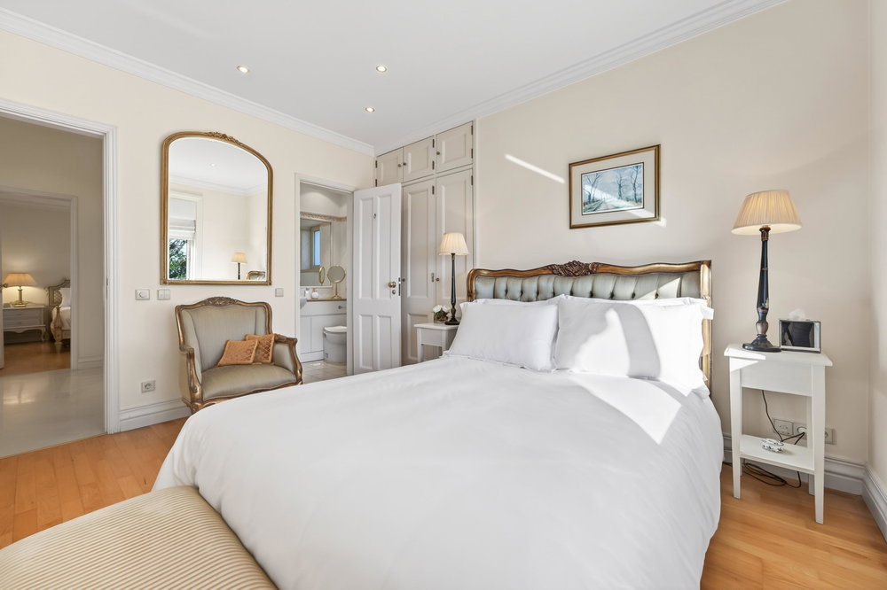 4 bedrooms en suite villa, an oasis of tranquility, offering not only the breathtaking sea views but also a home with charm in Santa Barbara de Nexe. 1170554702