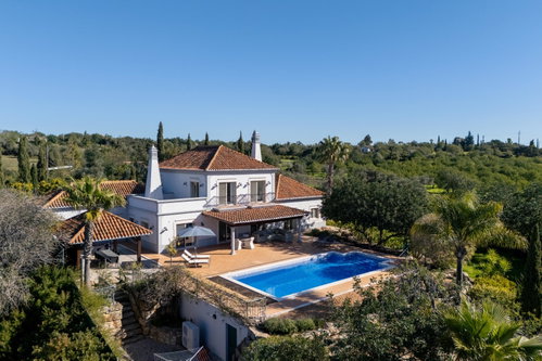 This exquisite four-bedroom en-suite villa is far more than a home, it is a sanctuary of peace and comfort , near the center of Santa Barbara de Nexe. 3634352164