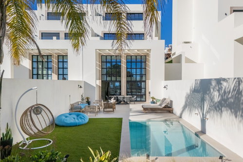 Nestled in the tranquil hills of Santa Bárbara; a contempory villa designed by renowned architect Jutta Hoehn offers a panoramic views of both the Algarve coastline and the surrounding countryside 3996654302