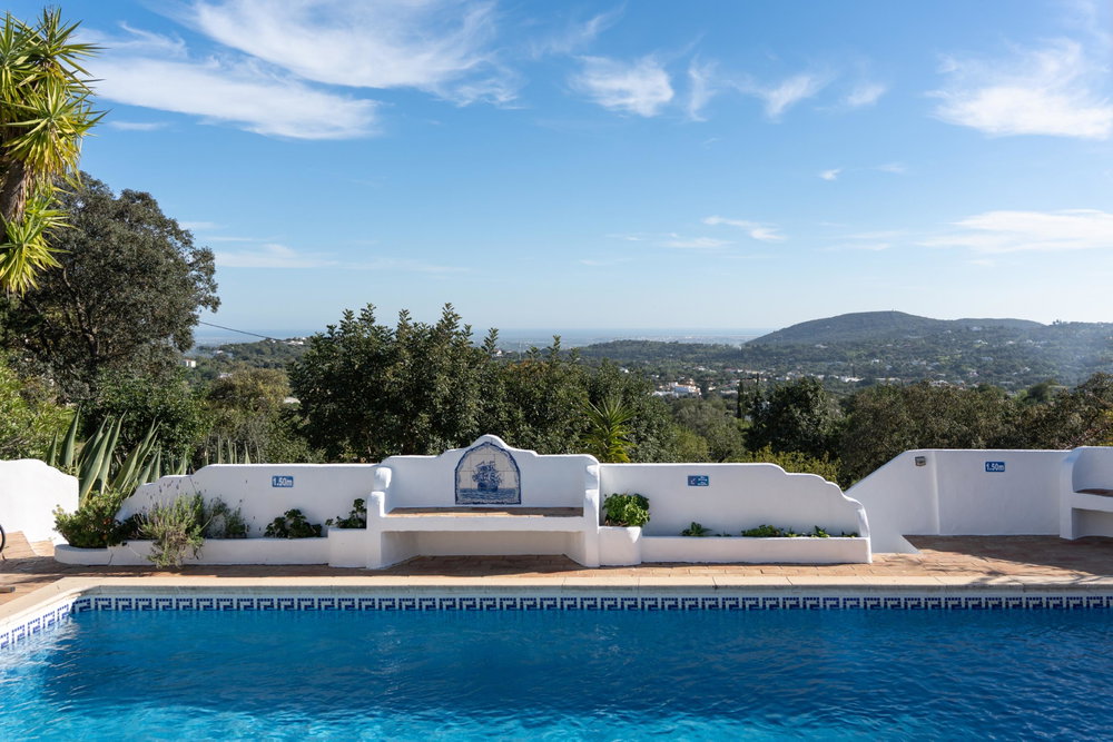 Beautifully renovated, single-story quinta with 4 bedrooms en suite, offers a peaceful and secluded retreat with a wonderful sea view, in the heart of the Algarve, in Santa Barbara de Nexe. 3337881161