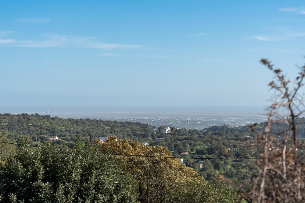 Beautifully renovated, single-story quinta with 4 bedrooms en suite, offers a peaceful and secluded retreat with a wonderful sea view, in the heart of the Algarve, in Santa Barbara de Nexe. 3337881161