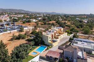 Beautiful 3-Façade Townhouse with Pool Access and Modern Comforts in Almancil 3827319228