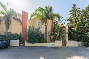 Beautiful 3-Façade Townhouse with Pool Access and Modern Comforts in Almancil 3827319228