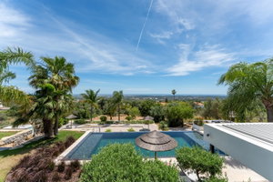A stunning five-bedroom villa showcasing contemporary architecture, ideally located in the heart of Santa Bárbara de Nexe and enjoying breathtaking panoramic sea views. 2129726268