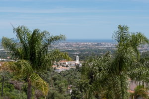 A stunning five-bedroom villa showcasing contemporary architecture, ideally located in the heart of Santa Bárbara de Nexe and enjoying breathtaking panoramic sea views. 2129726268