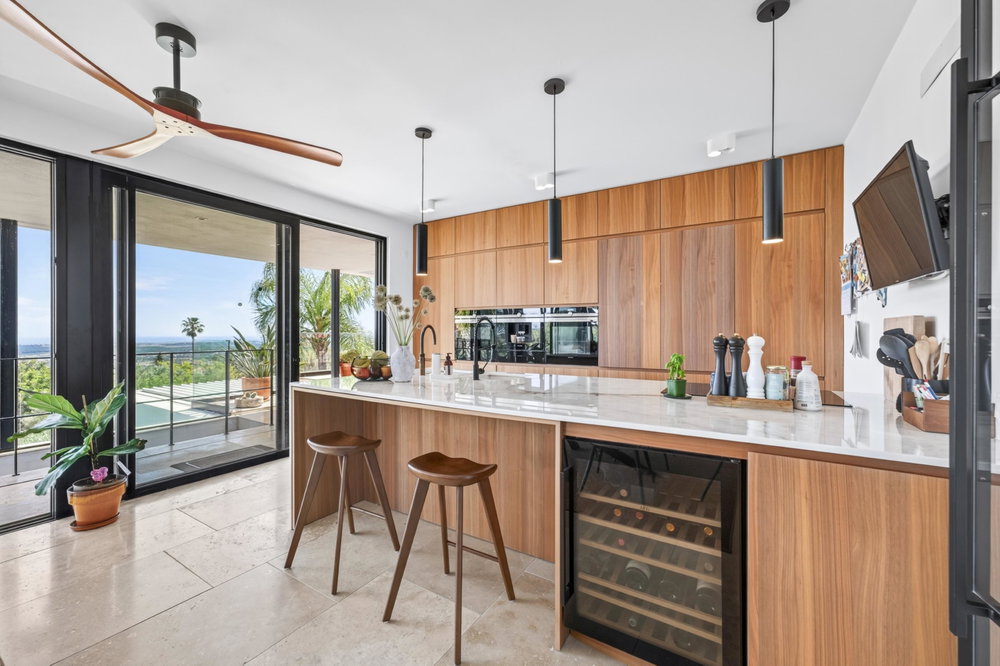 A stunning five-bedroom villa showcasing contemporary architecture, ideally located in the heart of Santa Bárbara de Nexe and enjoying breathtaking panoramic sea views. 2129726268