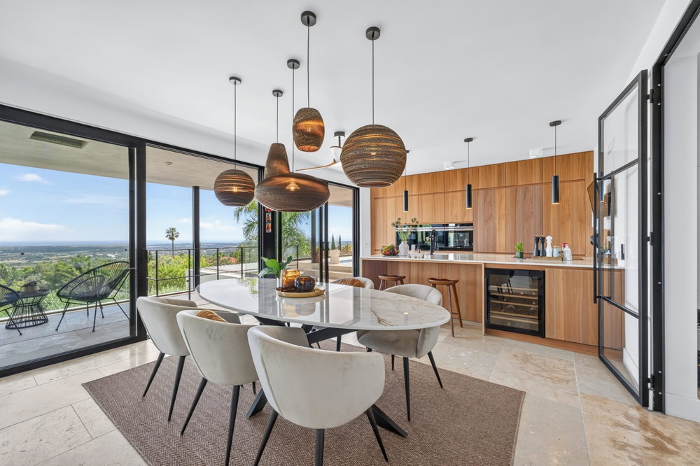 A stunning five-bedroom villa showcasing contemporary architecture, ideally located in the heart of Santa Bárbara de Nexe and enjoying breathtaking panoramic sea views. 2129726268